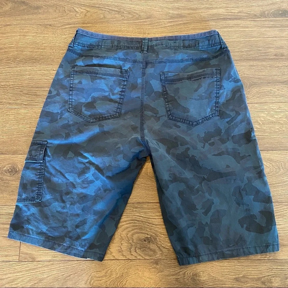 DKNY  women’s‎ blue camo shorts in size 4 - Picture 3 of 4